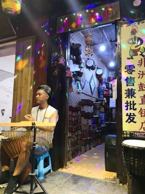 凤凰古镇 灯火阑珊处，乐器声里的生意经